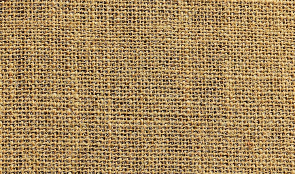 透け感ゼロの男性向けベージュインナーはどこで買える？