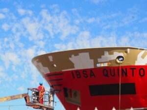 速乾Tシャツをビジネスシーンでインナーの代用として使うメリットは？