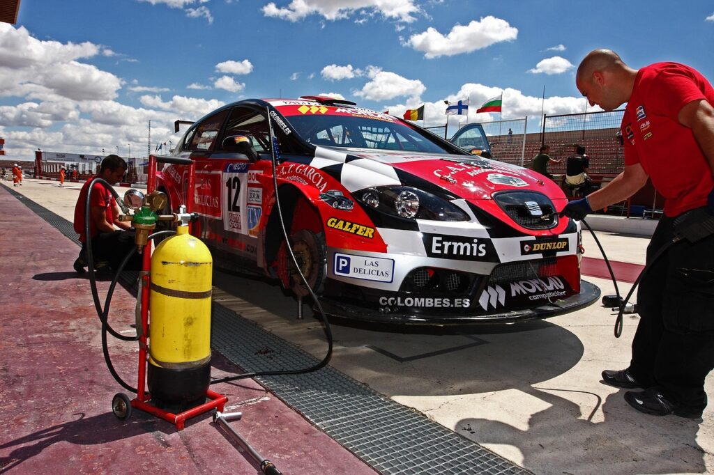 Vネックインナーはメンズスーツ用に最適？選び方とおすすめを徹底解説！