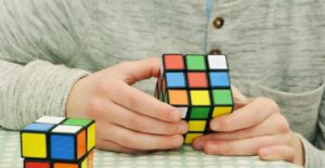 ワイシャツに響かないインナーはメンズに最適？選び方とポイントを解説！